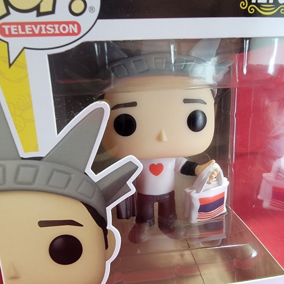 Chandler bing funko # 1276 (nib) with pop protector - Picture 3 of 7